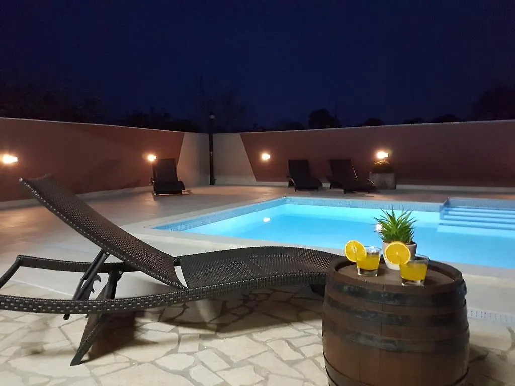 Villa Komel With Pool Fazana
